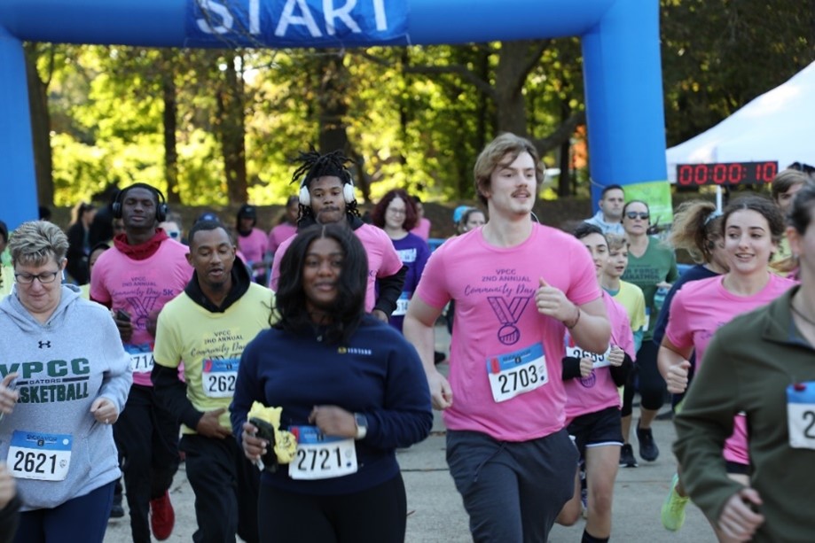 Group of runners leave the starting line